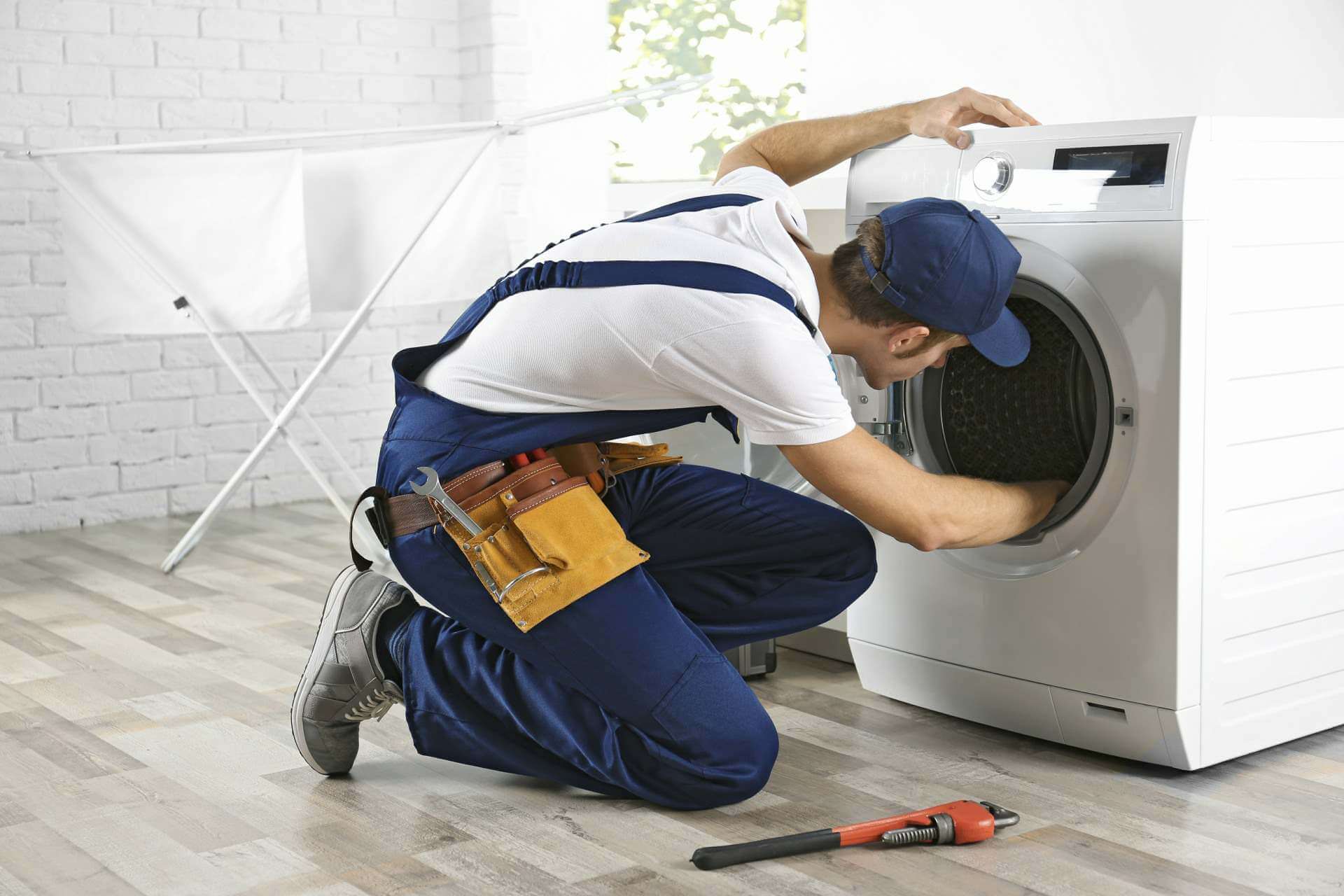 Técnico del servicio técnico Beko reparando electrodomésticos en Candeleda