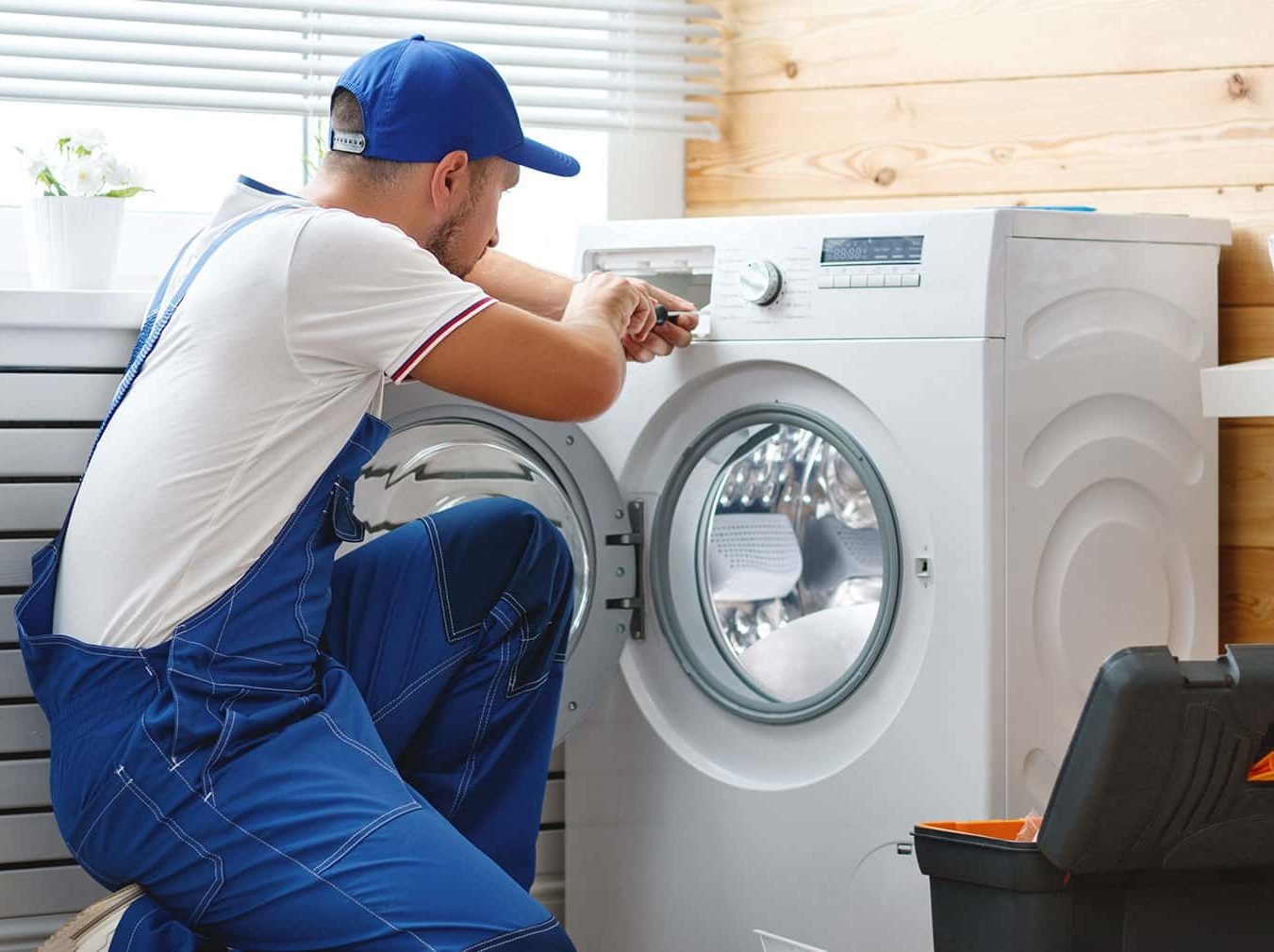 Técnico reparando electrodoméstico Beko en Candeleda